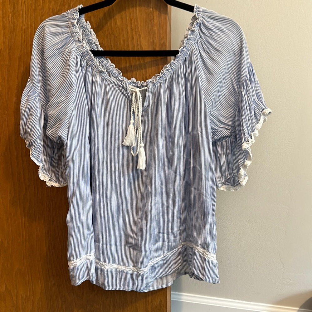 American eagle off the shoulder or wear on the shoulder t shirt